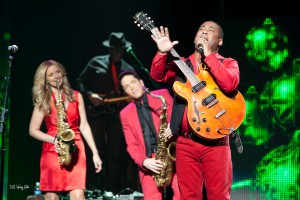Candy Dulfer, Dave Koz and Jonathan Butler during a Dave Koz Christmas tour with Randy Jacobs in background (photo by Wesley Kridle)